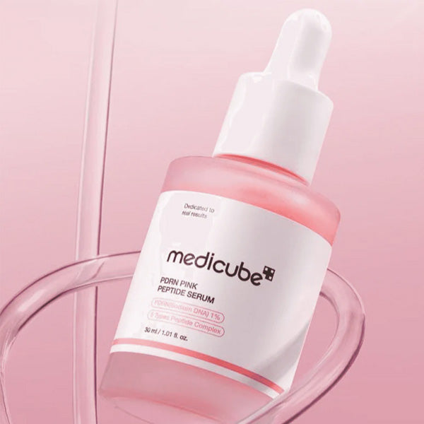 Seruma tekstūra uz ādas – rozā peptīdu serums Medicube