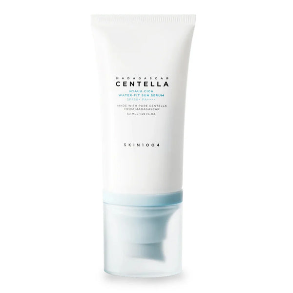 SKIN1004 Madagascar Centella Hyalu-Cica Water-Fit Sun Serum SPF50+ – saules aizsargserums ar Centella Asiatica, hialuronskābi un augstu SPF aizsardzību.
