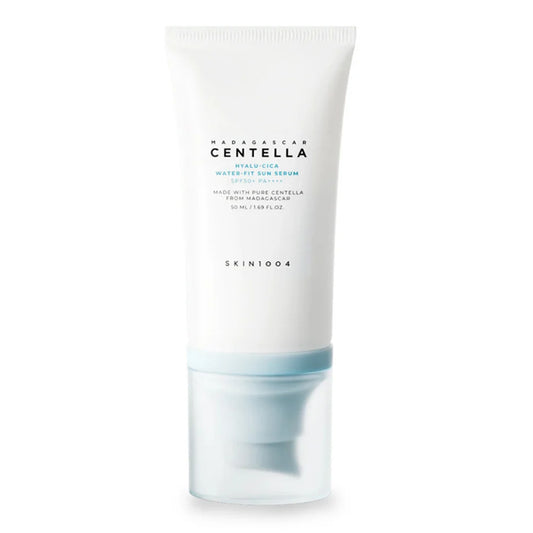 SKIN1004 Madagascar Centella Hyalu-Cica Water-Fit Sun Serum SPF50+ – saules aizsargserums ar Centella Asiatica, hialuronskābi un augstu SPF aizsardzību.
