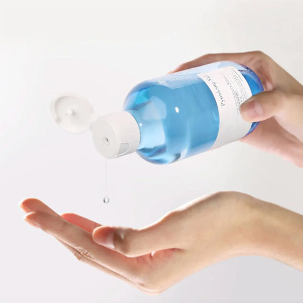 Pyunkang Yul Low pH Cleansing Water iepakojums un caurspīdīgā tekstūra