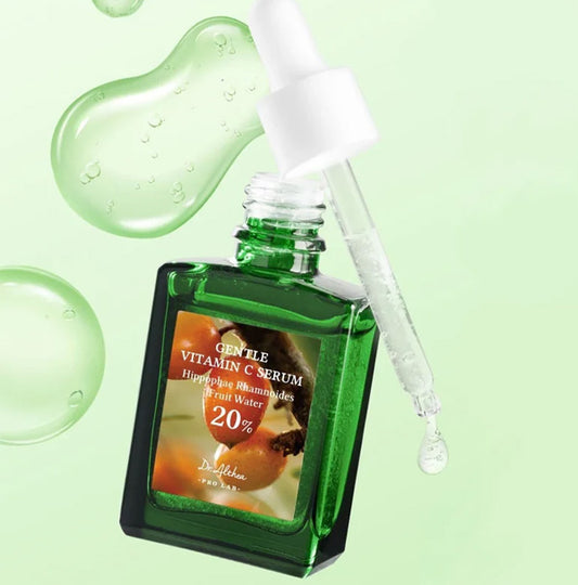 Maigs un efektīvs Dr. Althea Gentle Vitamin C Serum ar niacīnamīdu un smiltsērkšķu ekstraktu – izlīdzina toni, mīkstina un aizsargā ādu. 