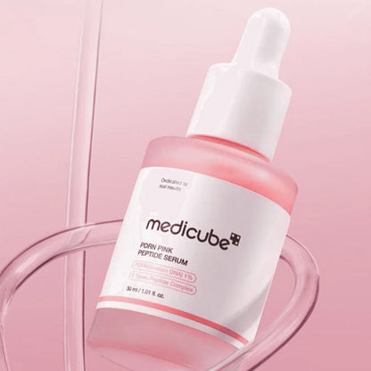 Seruma tekstūra uz ādas – rozā peptīdu serums Medicube