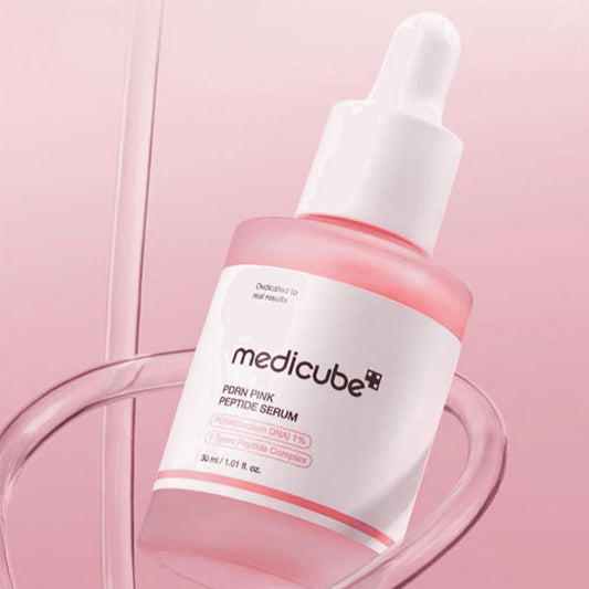 Seruma tekstūra uz ādas – rozā peptīdu serums Medicube