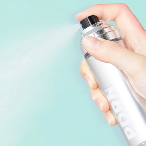 VT Cosmetics PDRN Glow seruma zīrainā un mirdzošā tekstūra