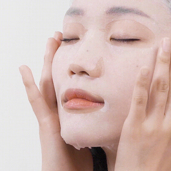 Ma:nyo Galac Niacin Essence Mask lietošanas process uz sejas