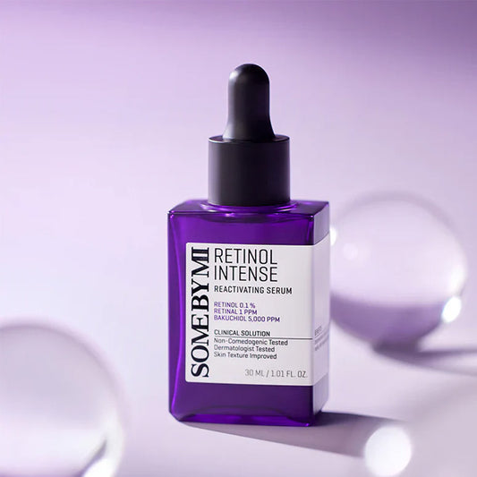 Sieviete uzklāj Some By Mi Retinol Intense serumu uz sejas